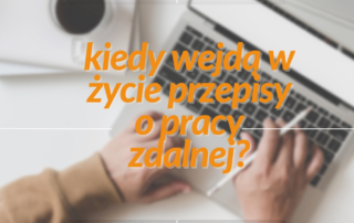 Na zdjęciu pomarańczowy napis: ''kiedy wejdą w życie przepisy o pracy zdalnej?''. W tle widać laptop i dłonie które położone są na klawiaturze. Obok stoi filiżanka z kawą.